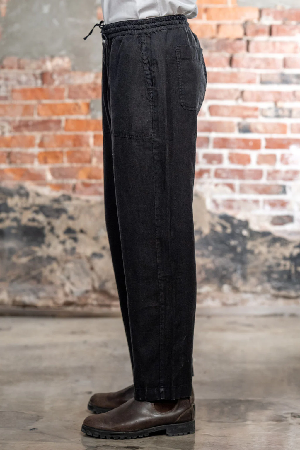 Merz b. Schwanen PANTS05LI Linen Workers Drawstring Pants - Deep Black - Image 2
