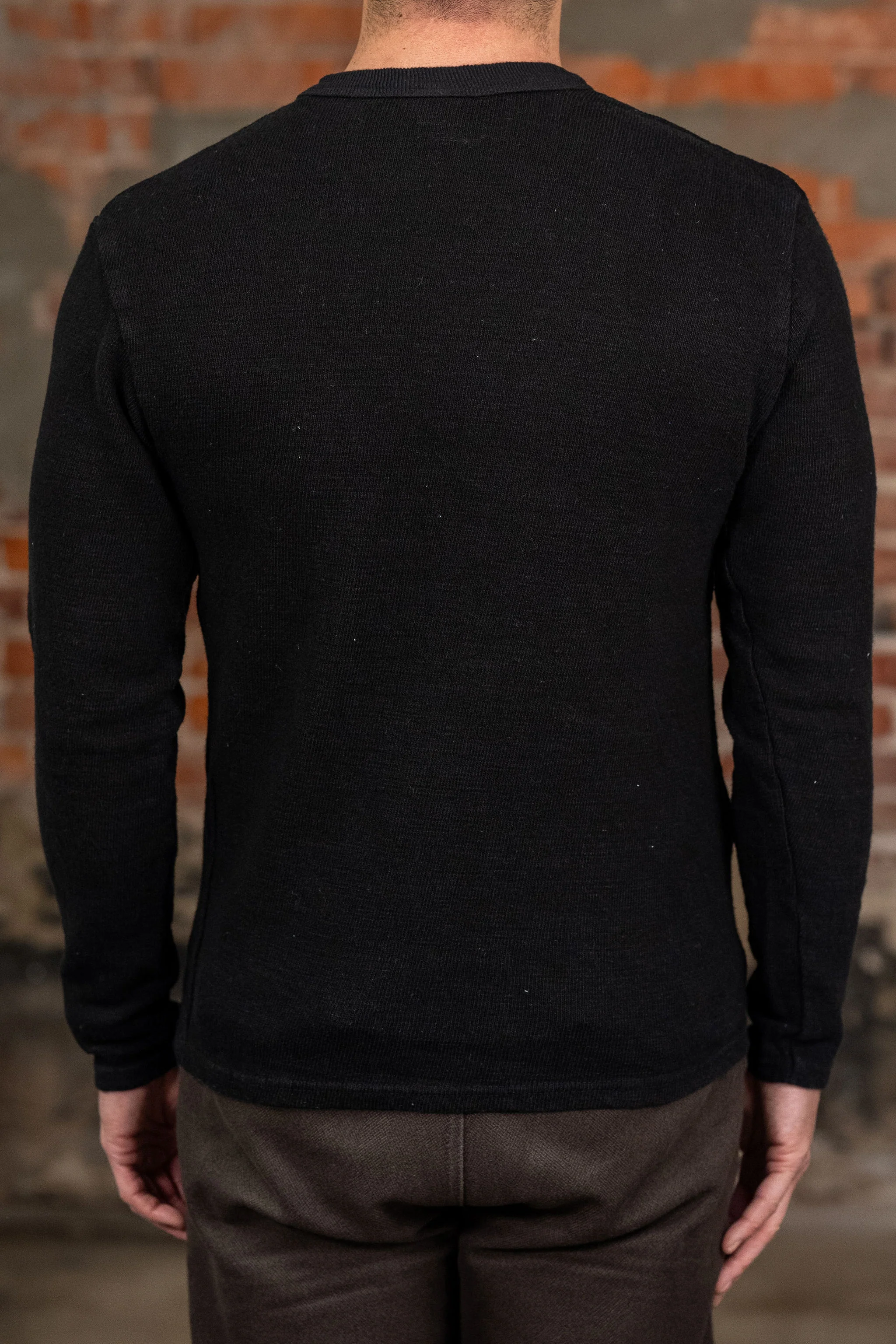 UES Linen Long Sleeve Tee - Black - Image 2